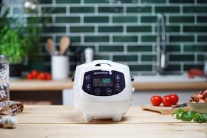 Reishunger Digital Mini Rice Cooker and Steamer in a kitchen.
