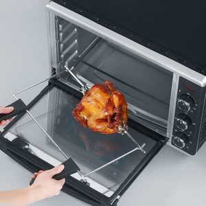 Severin 2058 Toast Oven With Convection cooking rotisserie chicken.
